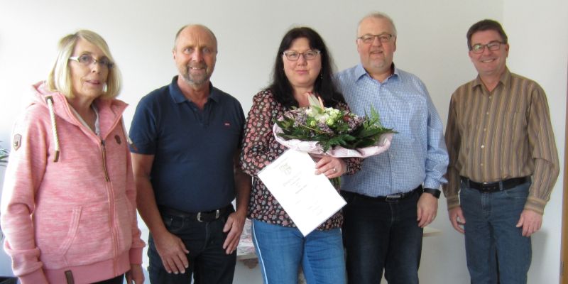 v.l.: Andrea Harke, Rektorin, Detlef Beckmann, Schulhausmeister, Ramona John, Bürgermeister Dirk Knackstedt und Stellvertreter Holger Mittendorf